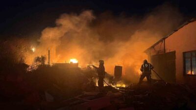 Balıkesir İl Başkanlığı itfaiye ekiplerinin müdahalesiyle, Burhaniye ilçesi Şarköy Mahallesi’nde