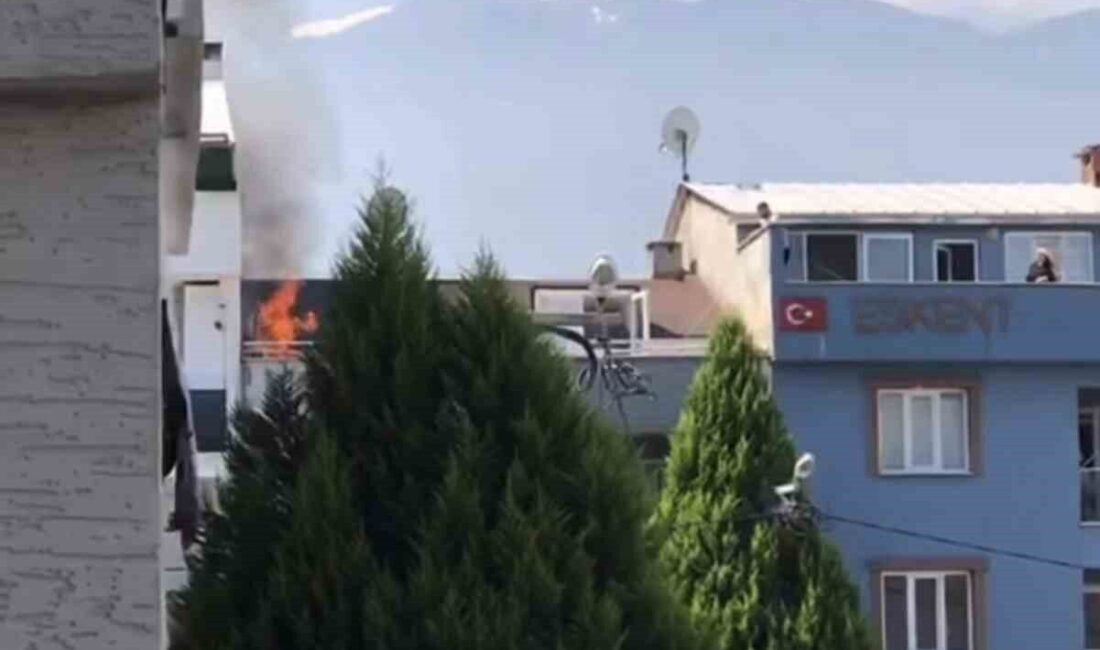 Bursa’nın Gürsu ilçesinde bir binanın çatısında başlayan yangın, ekiplerin hızlı