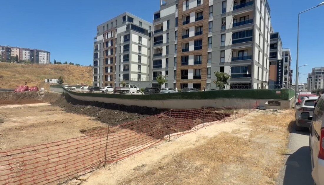 Bursa’da devam eden bir inşaatın yanında bulunan bir sitenin destek
