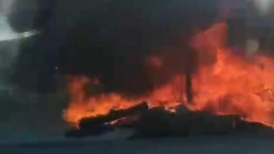 Bursa’da bir iş yerinin yanındaki boş arazide yangın çıktı ve