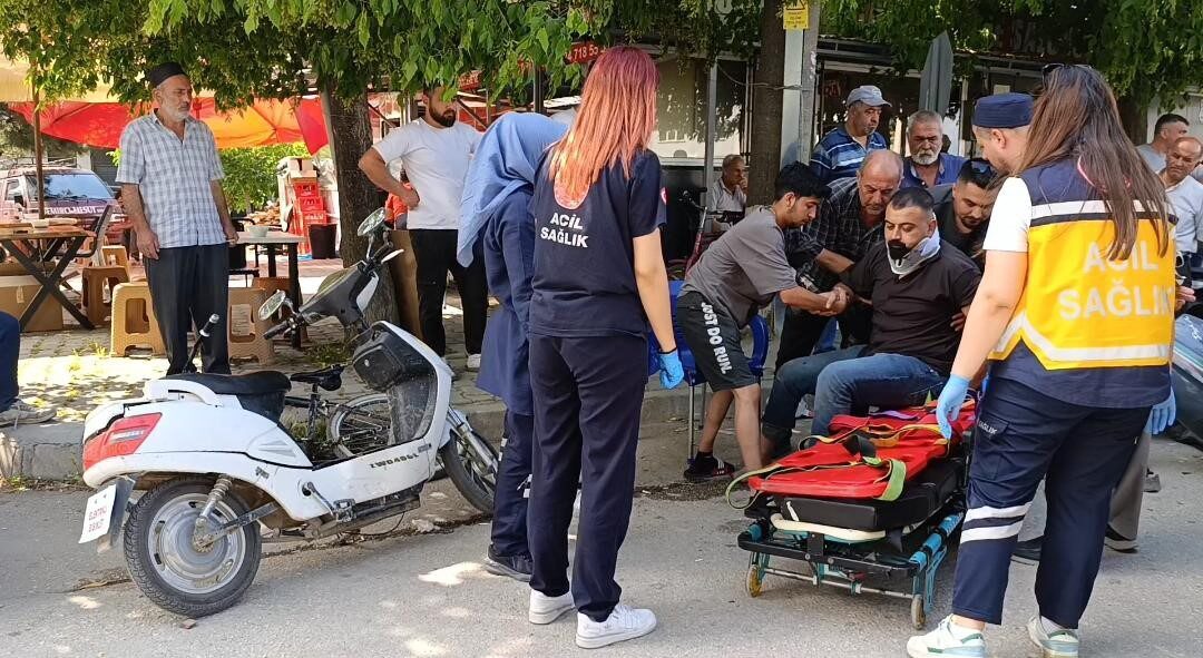 Bursa’nın İnegöl ilçesinde bir motosiklet sürücüsü, otomobil ile çarpışma sonucu
