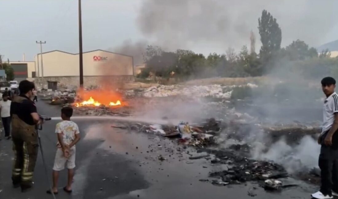 Bursa’da, bir otluk alanda çıkan yangın sonucu gökyüzü dumanla kaplandı.