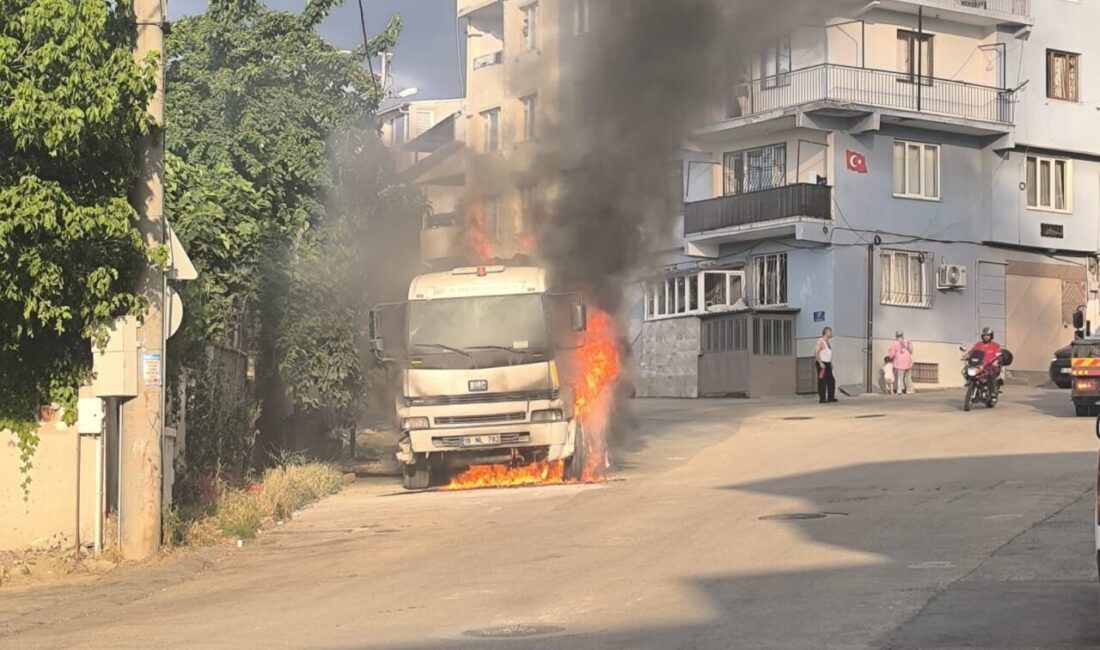 Bursa’da bir kamyonda park halinde çıkan yangın, itfaiye ekiplerinin müdahalesiyle