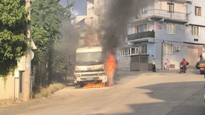 Bursa’da bir kamyonda park halinde çıkan yangın, itfaiye ekiplerinin müdahalesiyle