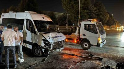 Bursa’da bir servis minibüsü, Yıldırım ilçesinde seyir halindeyken direksiyon hakimiyetini