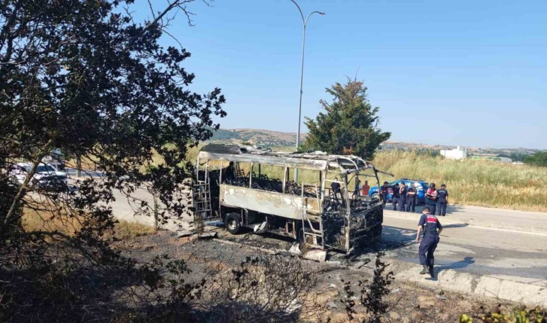 Bursa’nın Mustafakemalpaşa ilçesinde bir servis otobüsü seyir halindeyken motor kısmında