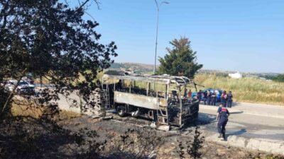 Bursa’nın Mustafakemalpaşa ilçesinde bir servis otobüsü seyir halindeyken motor kısmında