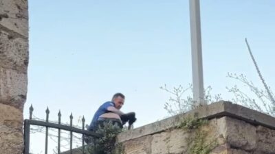 Bursa’nın merkez Osmangazi ilçesine bağlı Kavaklı Mahallesi’nde, tarihi Tophane surlarına