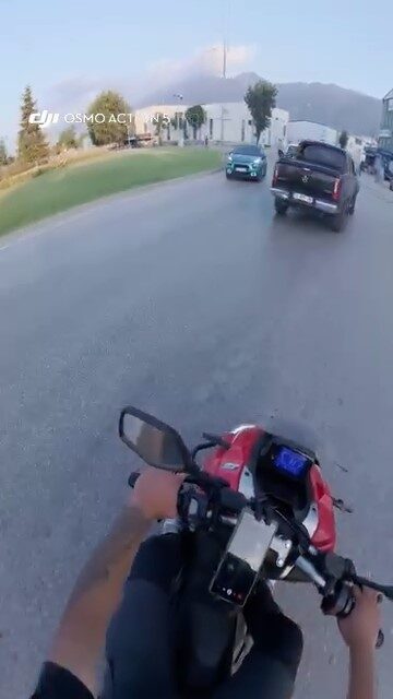 Bir sürücü, Bursa’da trafik adasına ters yönden girerek tehlikeli bir