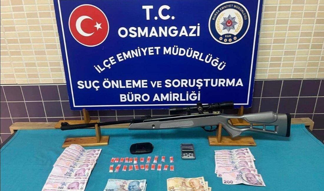 Bursa’nın Osmangazi ilçesinde gerçekleştirilen operasyonda, uyuşturucu ticareti yaptığı şüphelenilen kişiler