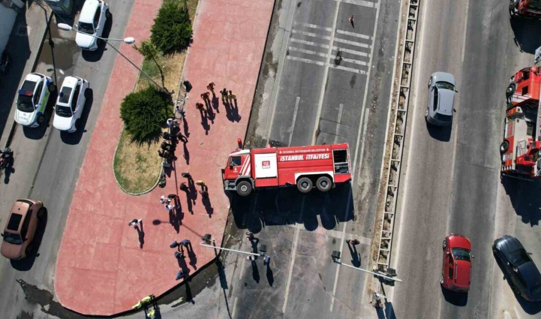 İstanbul’un Büyükçekmece ilçesinde, Silivri’deki yangına müdahale eden bir itfaiye aracı,