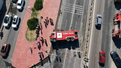İstanbul’un Büyükçekmece ilçesinde, Silivri’deki yangına müdahale eden bir itfaiye aracı,