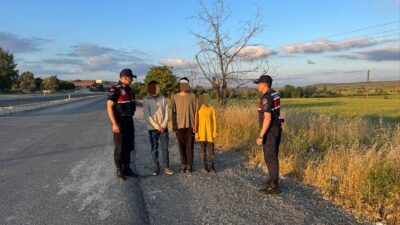 Yozgat Merkez’de önleyici kolluk devriyesi atan jandarma ekipleri, yol kenarında