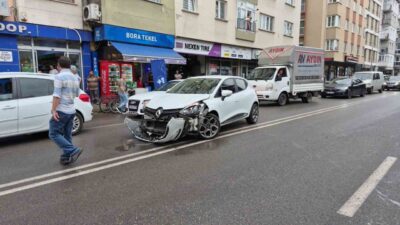 Eskişehir’de meydana gelen trafik kazasında, bir otomobilin U dönüşü yapmaya