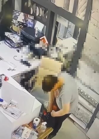 Artvin’in Hopa ilçesinde bir iş yerinden çanta çalma olayına karışan