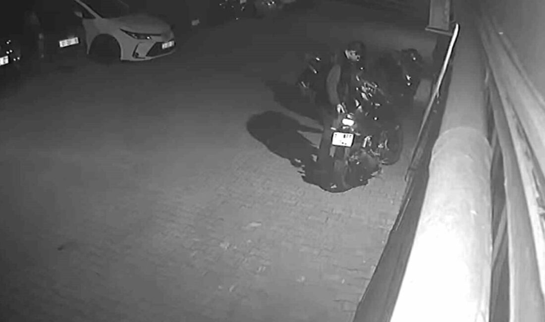 Adana’da bir motosiklet hırsızlığı anbean güvenlik kameralarına yansıdı. Şüpheli, motosikleti