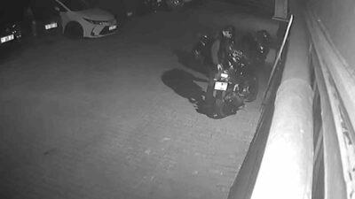 Adana’da bir motosiklet hırsızlığı anbean güvenlik kameralarına yansıdı. Şüpheli, motosikleti