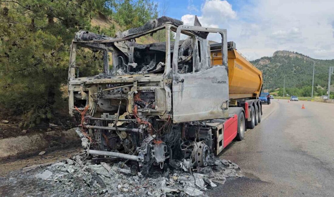 Eflani ilçesinden Ankara’ya cam madeni taşıyan bir tır, Karabük-Eskipazar kara