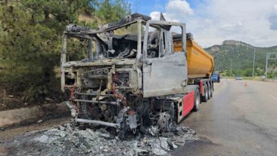 Eflani ilçesinden Ankara’ya cam madeni taşıyan bir tır, Karabük-Eskipazar kara