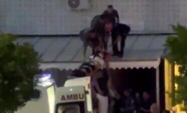 Antalya’da, cam silerken dengesini kaybedip tentenin üzerine düşen genç kız,