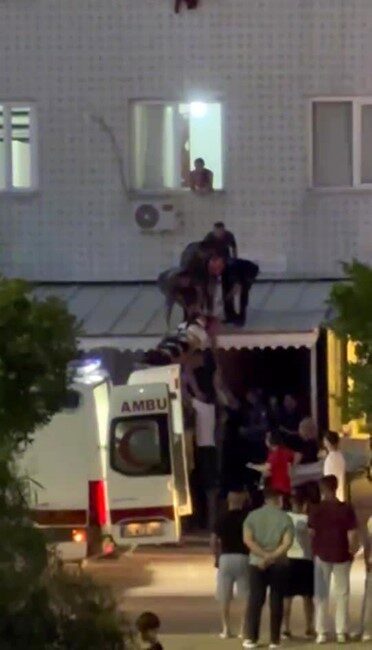 Antalya’da, cam silerken dengesini kaybedip tentenin üzerine düşen genç kız,