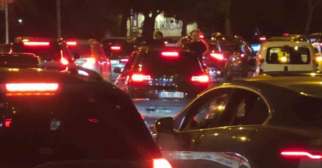 Kadıköy’de, sahil yolunda seyir halindeki bir araçta bulunan genç, araç
