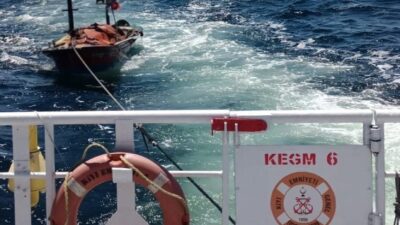 Çanakkale Boğazı’nda sürüklenmeye başlayan ve içerisinde bir kişi bulunan 6