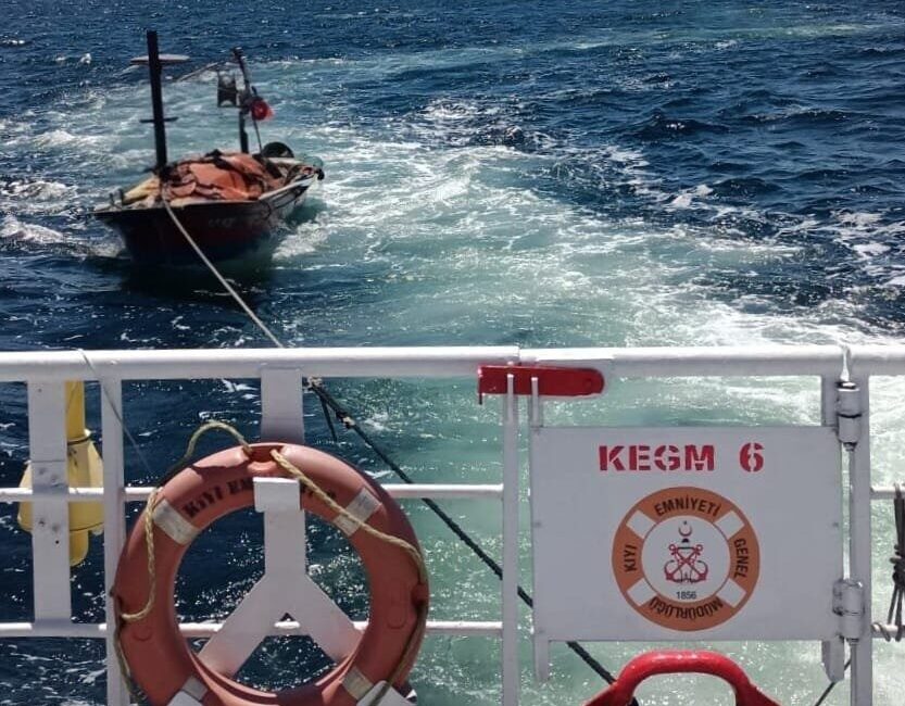 Çanakkale Boğazı’nda sürüklenmeye başlayan ve içerisinde bir kişi bulunan 6