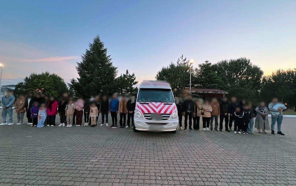 Çanakkale’de, jandarma ekipleri tarafından gerçekleştirilen yol kontrollerinde 33 kaçak göçmen