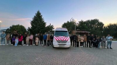 Çanakkale’de, jandarma ekipleri tarafından gerçekleştirilen yol kontrollerinde 33 kaçak göçmen