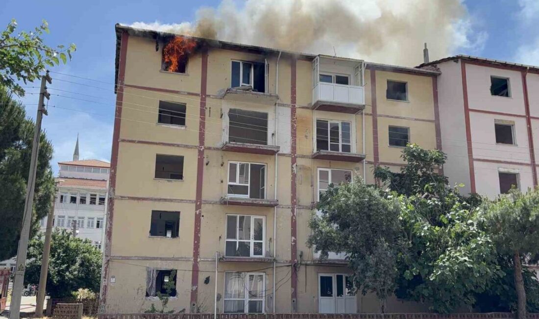 Çanakkale’de, boş bir apartmanın beşinci katında çıkan yangın, itfaiye ekiplerinin