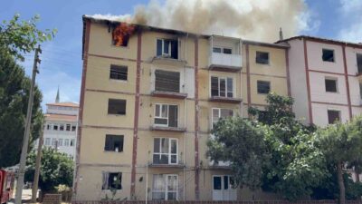 Çanakkale’de, boş bir apartmanın beşinci katında çıkan yangın, itfaiye ekiplerinin