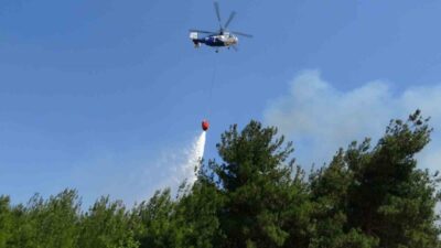 Çanakkale’de bir tarım arazisinde meydana gelen yangın, ekiplerin hava ve