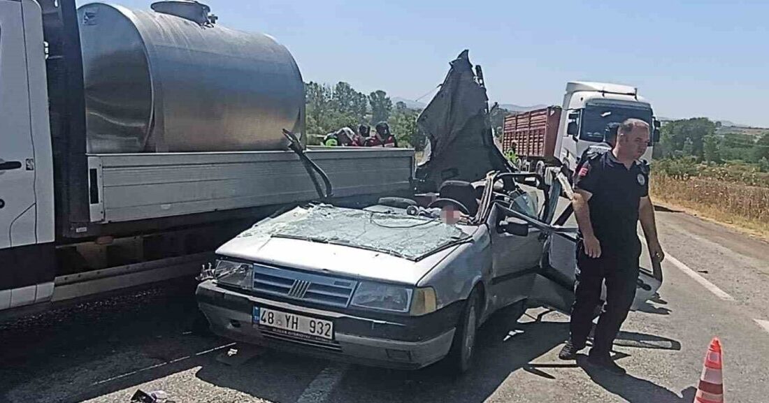 Çanakkale’nin Çan ilçesinde meydana gelen trafik kazasında otomobilin kamyonete arkadan