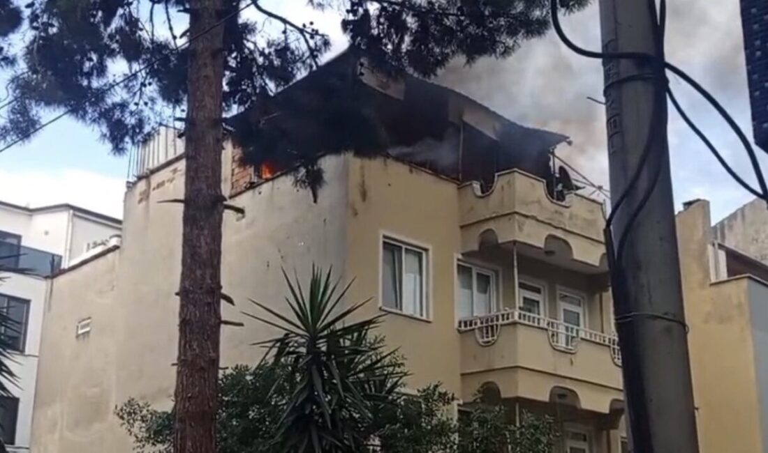Bursa’nın Osmangazi ilçesinde bir evin çatısında meydana gelen yangın, paniğe
