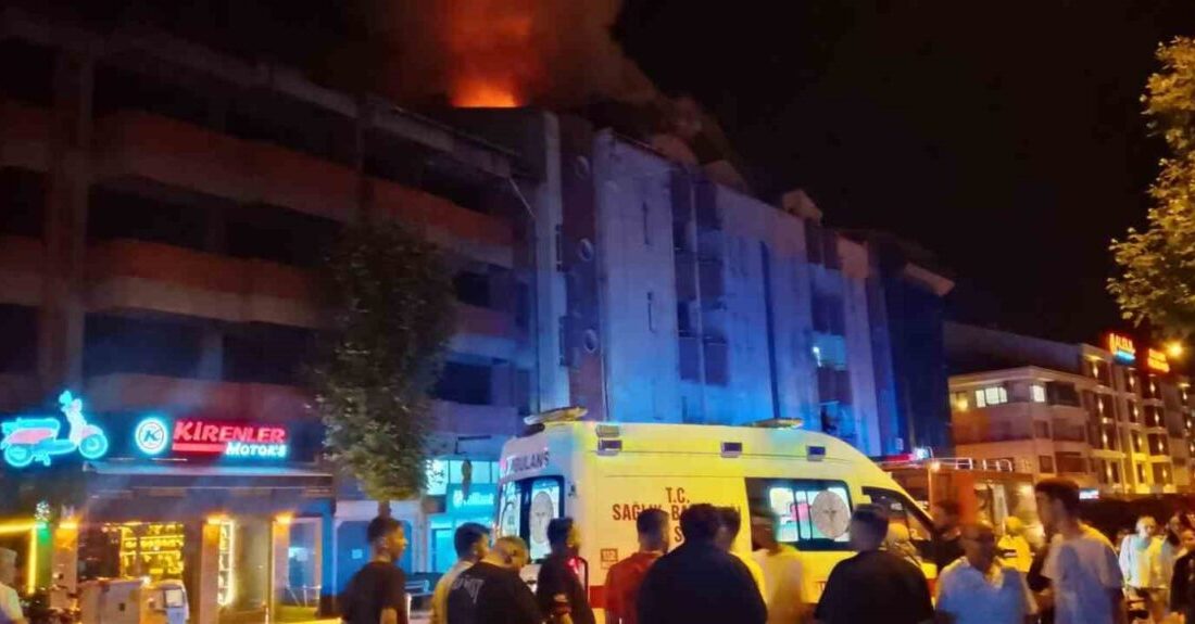 Çaycuma ilçesinde bulunan 4 katlı bir binanın çatısında gece saatlerinde