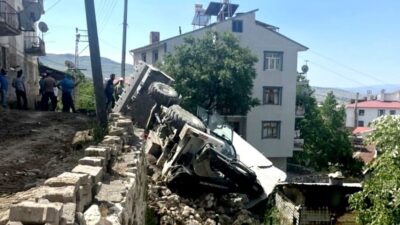 Tunceli’nin Çemişgezek ilçesinde, doğalgaz altyapı çalışmaları esnasında bir kepçenin devrildiği
