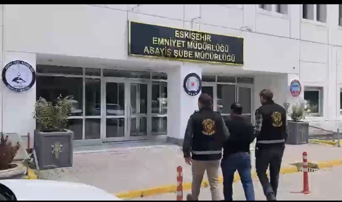 Eskişehir’de polis tarafından yapılan operasyon sonucunda hakkında çeşitli suçlardan kesinleşmiş