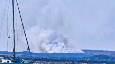 İzmir’in Çeşme ilçesinde çöplük alanında başlayan ve rüzgarın etkisiyle otluk
