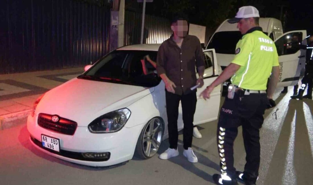 Aksaray’da bir sürücü, aracındaki abartılı ışıklandırma nedeniyle polis kontrolünde durduruldu.