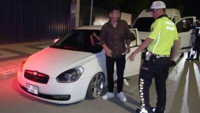 Aksaray’da bir sürücü, aracındaki abartılı ışıklandırma nedeniyle polis kontrolünde durduruldu.