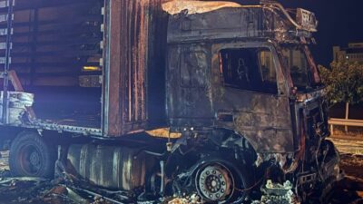 Şırnak’ın Cizre ilçesinde bir tır, seyir halindeyken motor kısmından yükselen