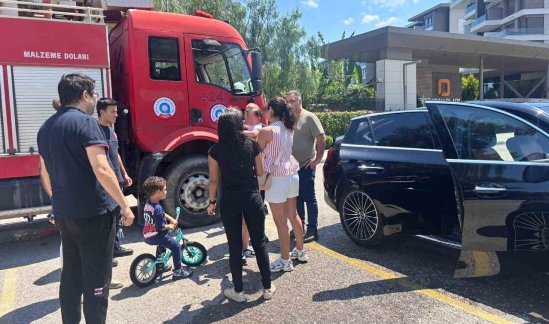 Antalya’nın Konyaaltı ilçesinde, bir kadın araç içinde çocuğu ile birlikte