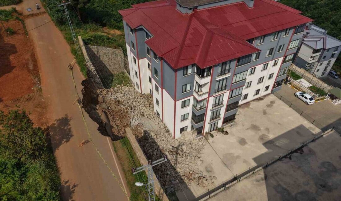 Trabzon’un Ortahisar ilçesinde bulunan bir sitede istinat duvarının çökmesi sonucu
