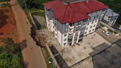 Trabzon’un Ortahisar ilçesinde bulunan bir sitede istinat duvarının çökmesi sonucu