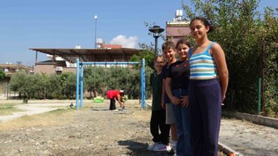 Hatay’da, Arsuz ilçesinde bulunan bir parkta çıkan yangın sonucu oyun