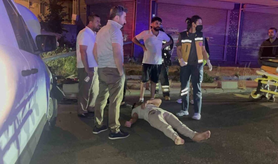 Çorlu ilçesinde bir sürücünün aracı kontrolünden çıkarak aydınlatma direğine çarpması