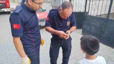 Çorum’un Sungurlu ilçesinde, bir apartmanın çatısının kenarına sıkışan bir kuş,