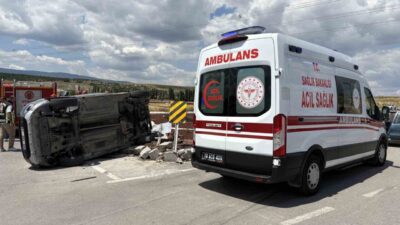 Çorum’da meydana gelen trafik kazasında, bir otomobil ile hafif ticari