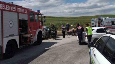 Çorum’un Alaca ilçesinde, bir kavşakta iki otomobilin çarpışması sonucunda 1